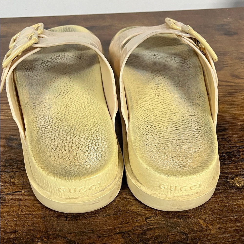 Gucci Beige Sandals poor condition smells - Picture 2 of 4